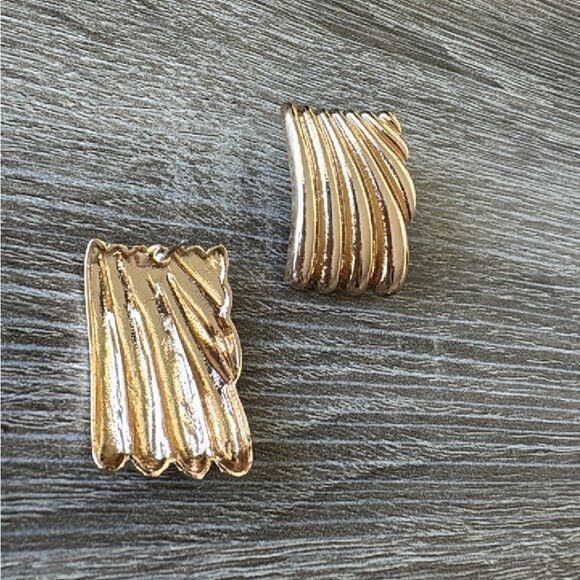 Vintage stud earrings A115 - Picture 3 of 4